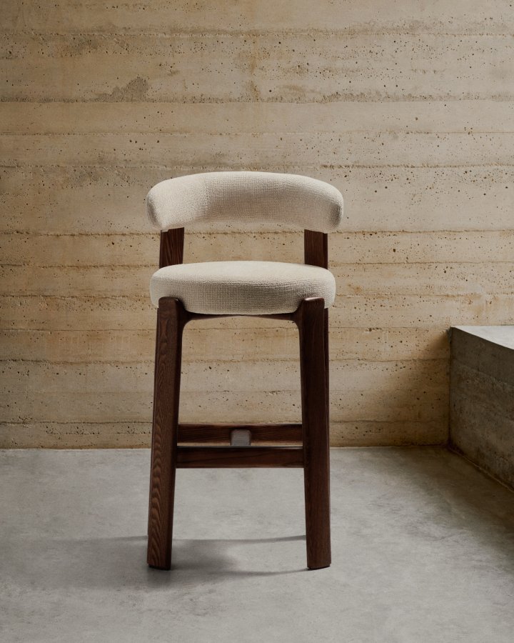 KAVE HOME Granittkrakk i beige chenille og heltre ask med valnttfarget finish FSC 100% 75