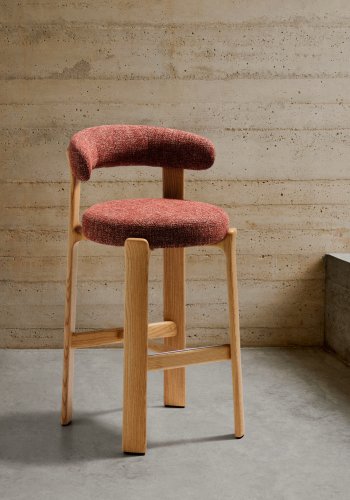 KAVE HOME Granittkrakk i terrakotta chenille og heltre ask med naturlig finish FSC 100%