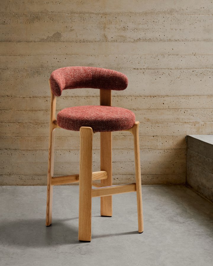 KAVE HOME Granittkrakk i terrakotta chenille og heltre ask med naturlig finish FSC 100%