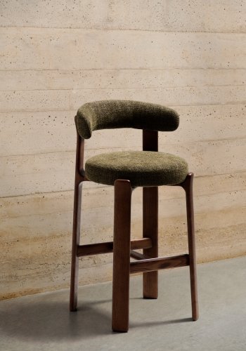 KAVE HOME Granittkrakk i grnn chenille og heltre ask med valnttfarget finish FSC 100% 65