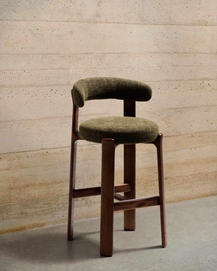 KAVE HOME Granittkrakk i grnn chenille og heltre ask med valnttfarget finish FSC 100% 65