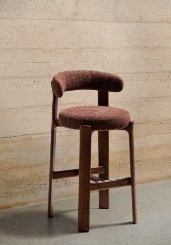 KAVE HOME Granittkrakk i brun chenille og heltre ask med valnttfarget finish FSC 100% 75