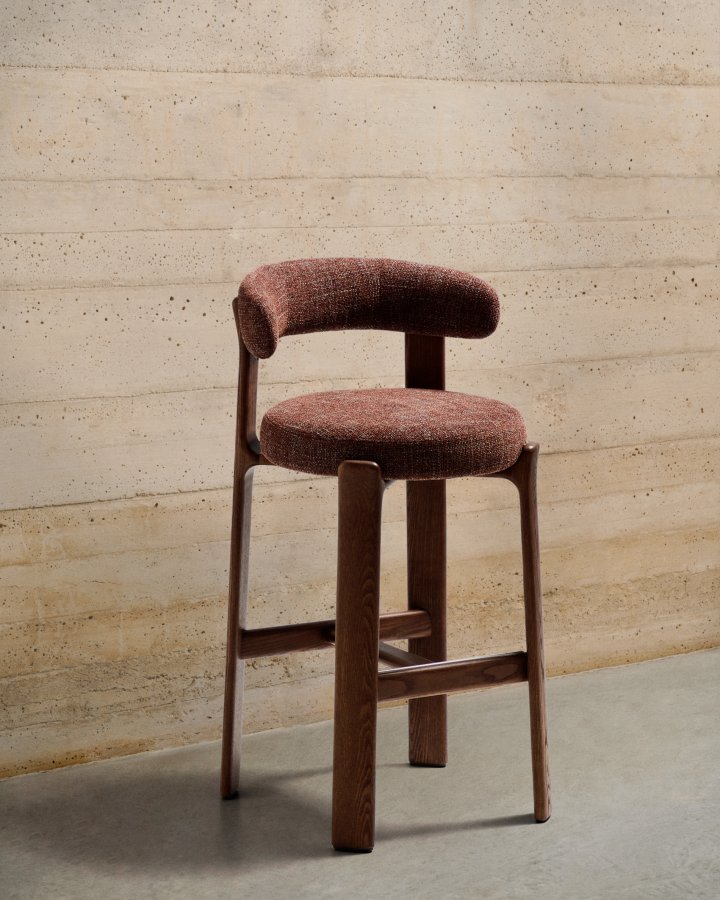 KAVE HOME Granittkrakk i brun chenille og heltre ask med valnttfarget finish FSC 100% 75