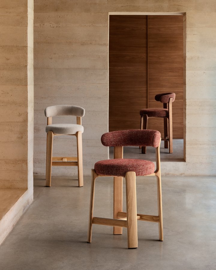 KAVE HOME Granittkrakk i brun chenille og heltre ask med valnttfarget finish FSC 100% 65