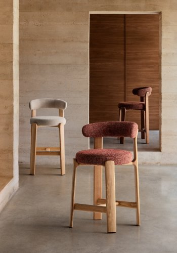 KAVE HOME Granittkrakk laget av beige chenille og heltre ask med naturlig finish FSC 100%