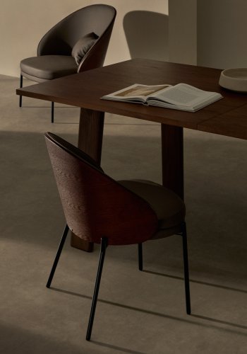 KAVE HOME Eamy spisebordsstol - brunt kunstskinn, valnttfarget askfiner og svart metall