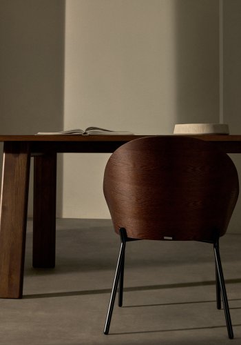 KAVE HOME Eamy spisebordsstol - brunt kunstskinn, valnttfarget askfiner og svart metall