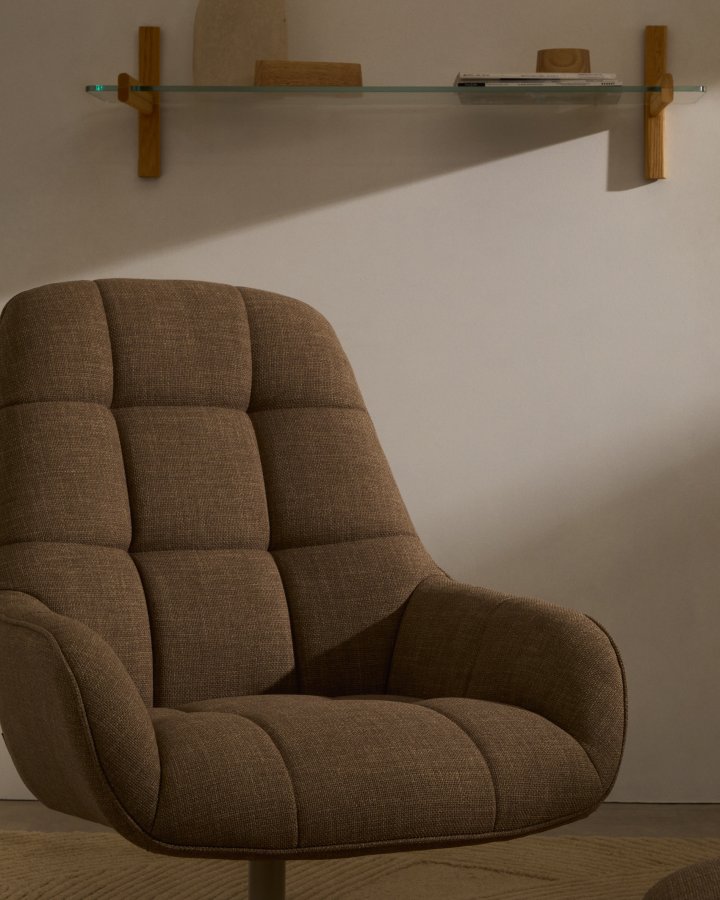 KAVE HOME Jaspe lysebrun svingbar lenestol med grlakkert metall, FSC 100%