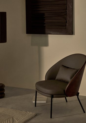 KAVE HOME Eamy lenestol - brunt kunstskinn, valntt ask finer og svart metall