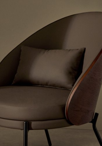 KAVE HOME Eamy lenestol - brunt kunstskinn, valntt ask finer og svart metall