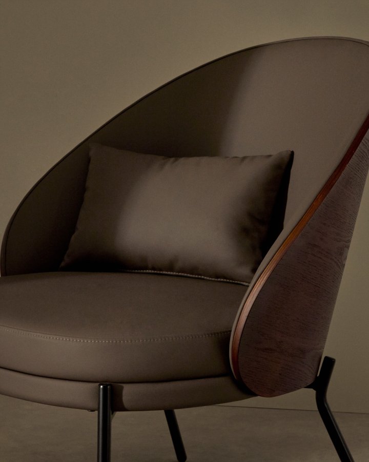 KAVE HOME Eamy lenestol - brunt kunstskinn, valntt ask finer og svart metall