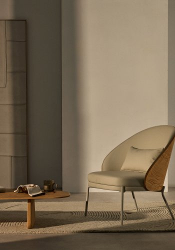 KAVE HOME Eamy lenestol - beige kunstskinn, finer i naturlig ask og beige metall