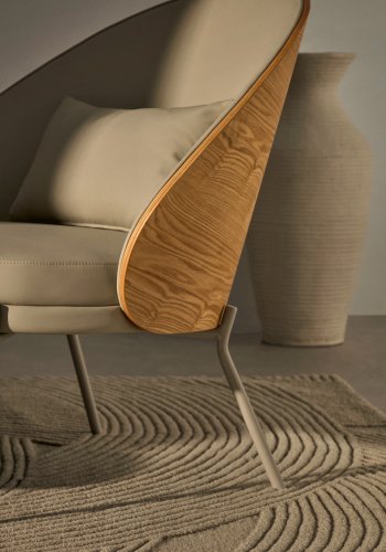 KAVE HOME Eamy lenestol - beige kunstskinn, finer i naturlig ask og beige metall