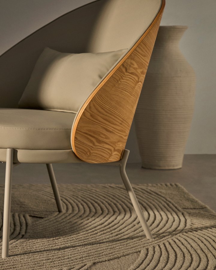 KAVE HOME Eamy lenestol - beige kunstskinn, finer i naturlig ask og beige metall