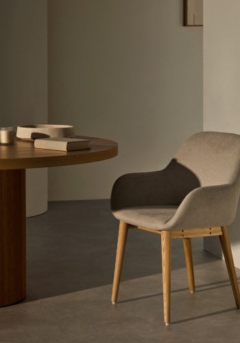 KAVE HOME Konna stol i beige med ben i heltre ask i naturlig utfrelse