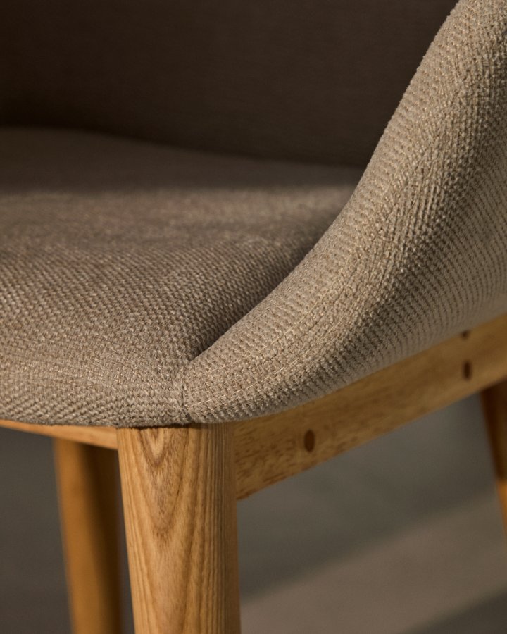 KAVE HOME Konna stol i beige med ben i heltre ask i naturlig utfrelse