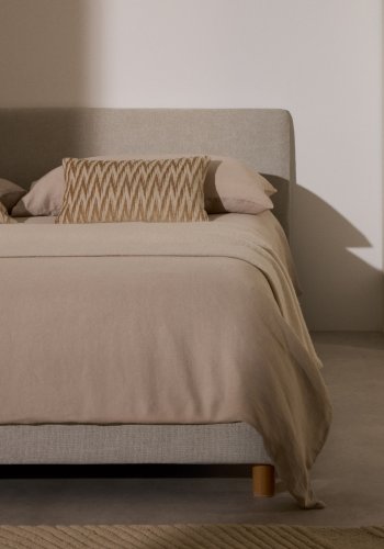 KAVE HOME Perle chenille Valma seng med avtakbart trekk og ben i heltre bk til seng p 180 x 200 cm