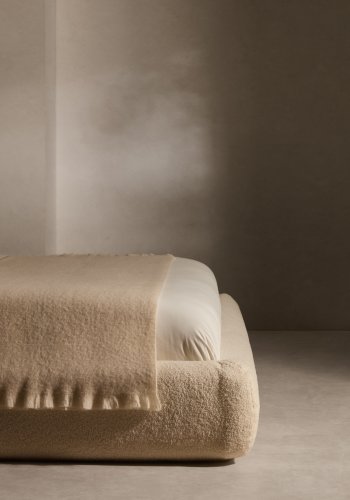 KAVE HOME Martina sengeramme, med sengegavl - off-white bouclé avtagbart trekk (160x200)