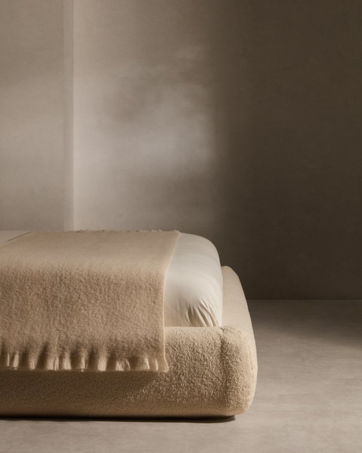 KAVE HOME Martina sengeramme, med sengegavl - off-white bouclé avtagbart trekk (160x200)