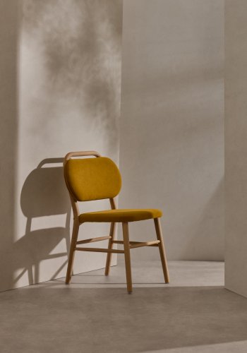 KAVE HOME Helda spisestuestol - sennepsgul chenille og naturlig eik
