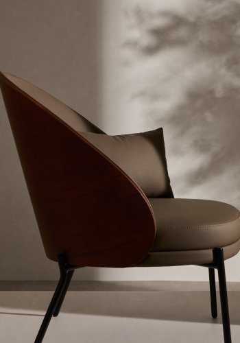 KAVE HOME Eamy lenestol - brunt kunstskinn, valntt ask finer og svart metall