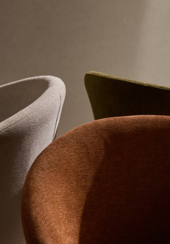 KAVE HOME Marvin svingstol, med armlener - brunt chenillestoff og bketre med valnttfinish