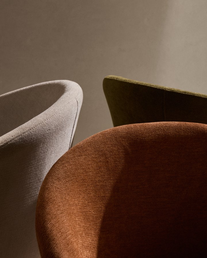 KAVE HOME Marvin svingstol, med armlener - brunt chenillestoff og bketre med valnttfinish