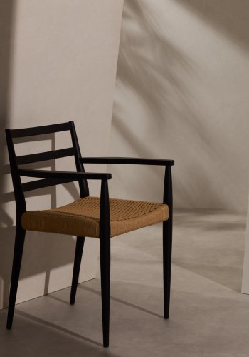 KAVE HOME Analy spisebordstol, med armlener - naturlig tau og svart eik
