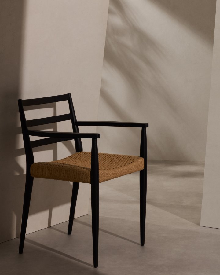 KAVE HOME Analy spisebordstol, med armlener - naturlig tau og svart eik