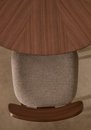 KAVE HOME Naanim spisebord, rund - brun valn�ddefiner og brun gummitr� (�120)