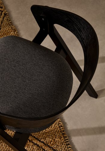 KAVE HOME Godia spisestuestol, med armlener - grtt chenillestoff og svart askefiner