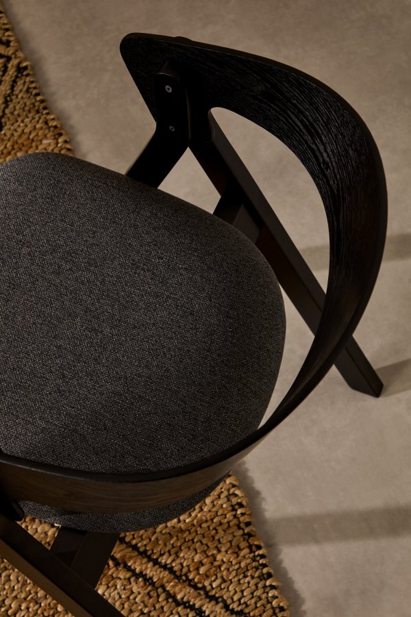 KAVE HOME Godia spisestuestol, med armlener - grtt chenillestoff og svart askefiner