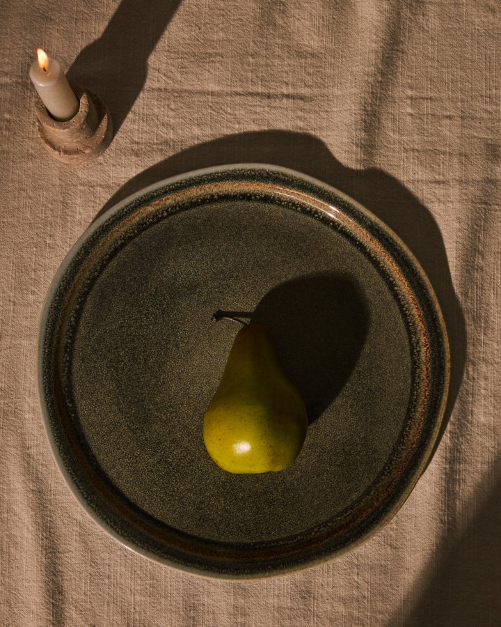 KAVE HOME Coval flat plate, rund - grbrun keramikk (28)