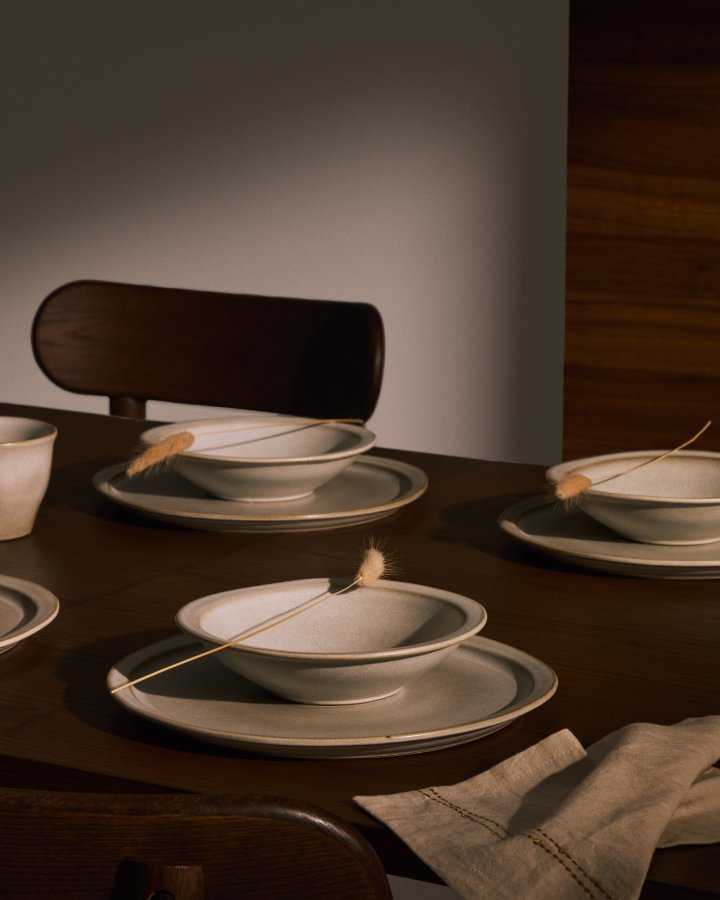 KAVE HOME Coval flat plate, rund - beige keramikk (28)