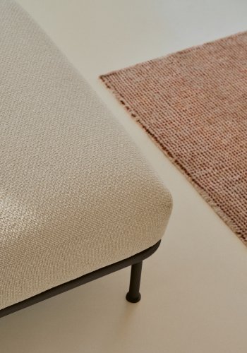 KAVE HOME Aurum, ecru fotsttte og en matt gr metallbase 85 x 85 cm FSC Mix Credit