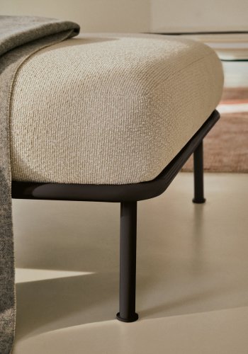 KAVE HOME Aurum, ecru fotsttte og en matt gr metallbase 85 x 85 cm FSC Mix Credit