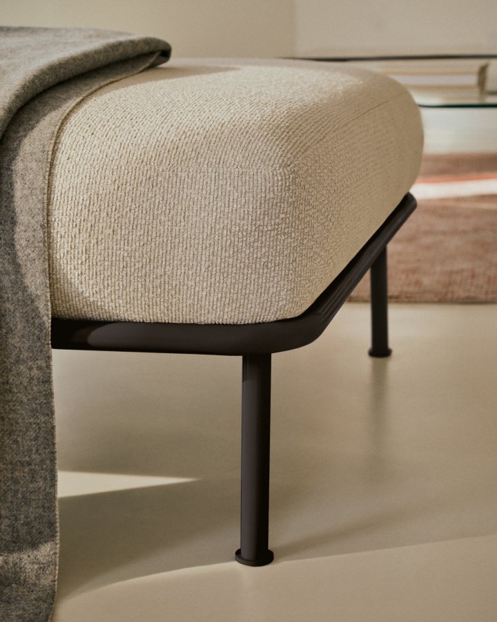 KAVE HOME Aurum, ecru fotsttte og en matt gr metallbase 85 x 85 cm FSC Mix Credit