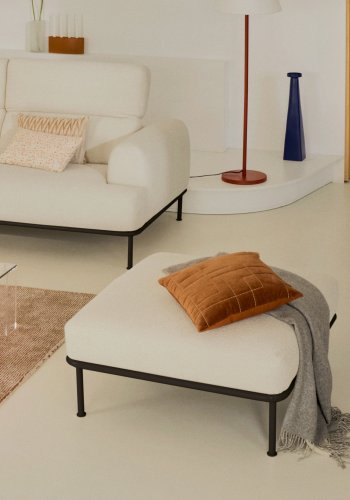 KAVE HOME Aurum, ecru fotsttte og en matt gr metallbase 85 x 85 cm FSC Mix Credit