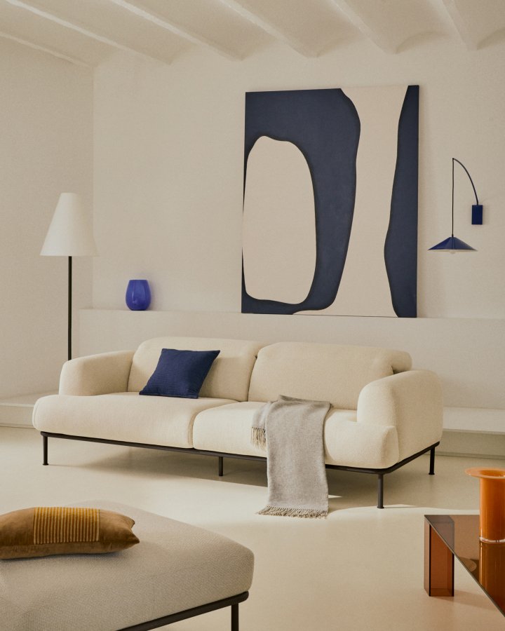 KAVE HOME Aurum 3-seters ecru sofa med justerbar nakkesttte og matt gr metallbase, 234 cm FSC Mi