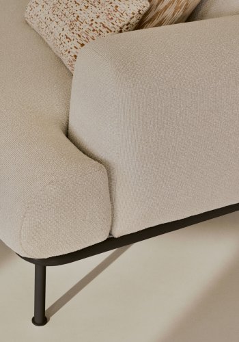 KAVE HOME Aurum 3-seters ecru sofa med justerbar nakkesttte og matt gr metallbase, 234 cm FSC Mi