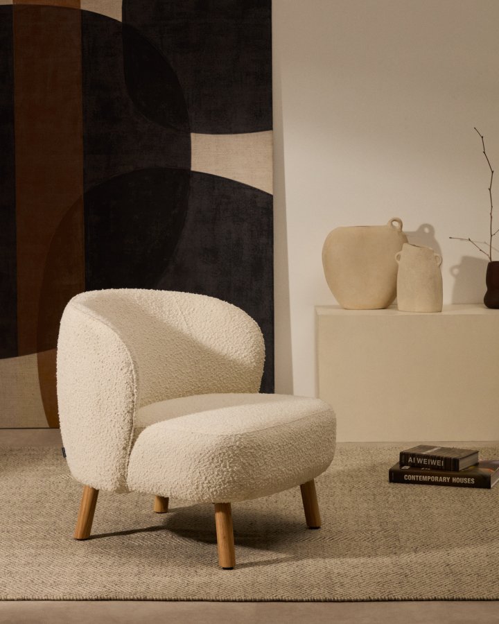 KAVE HOME Ulit lenestol - hvitt boucléstoff og naturlig bketre