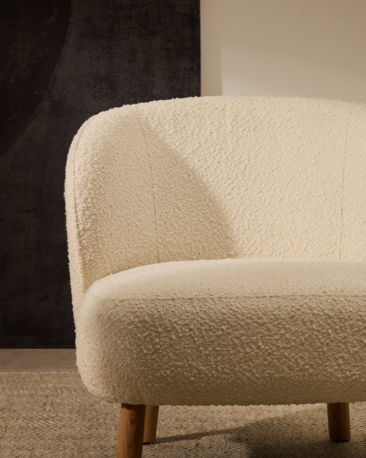 KAVE HOME Ulit lenestol - hvitt boucléstoff og naturlig bketre