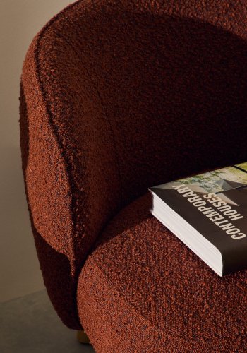 KAVE HOME Ulit Sessel - Terrakotta-Bouclé-Stoff und natürliches Buchenholz