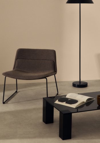  KAVE HOME Zahara brun lenestol og stl i svart utfrelse, 100 % FSC