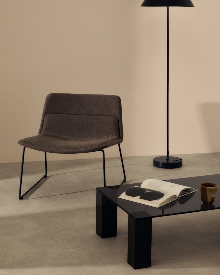  KAVE HOME Zahara brun lenestol og stl i svart utfrelse, 100 % FSC