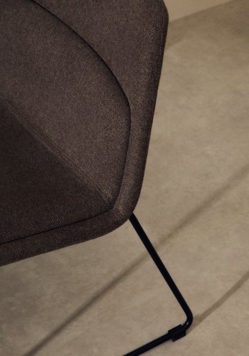  KAVE HOME Zahara brun lenestol og stl i svart utfrelse, 100 % FSC