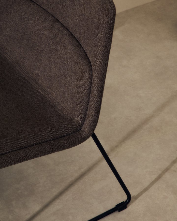  KAVE HOME Zahara brun lenestol og stl i svart utfrelse, 100 % FSC