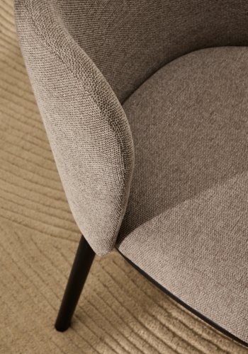 KAVE HOME Ciselia spisestuestol - lysebrunt chenillestoff og sort stl