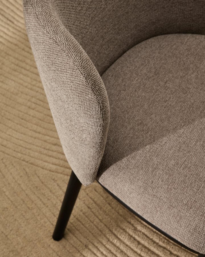 KAVE HOME Ciselia spisestuestol - lysebrunt chenillestoff og sort stl