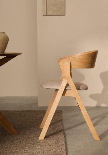 KAVE HOME Godia spisestuestol, med armlener - beige chenillestoff og naturlig askefiner